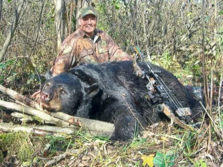 Americano que matou o leão Cecil aparece expondo urso preto como troféu de caça em novas imagens