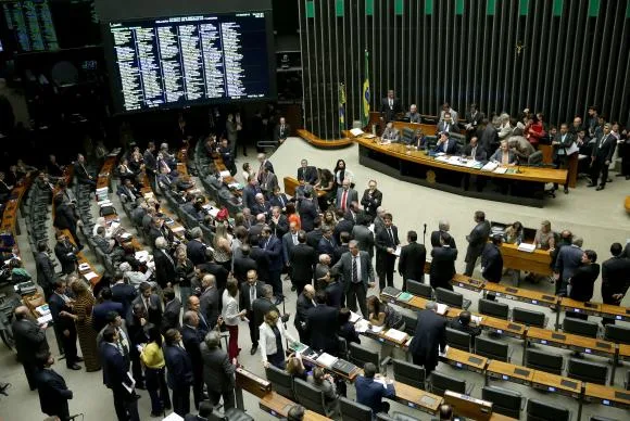 Deputados terão mais dois dias de folga para curtirem festas juninas