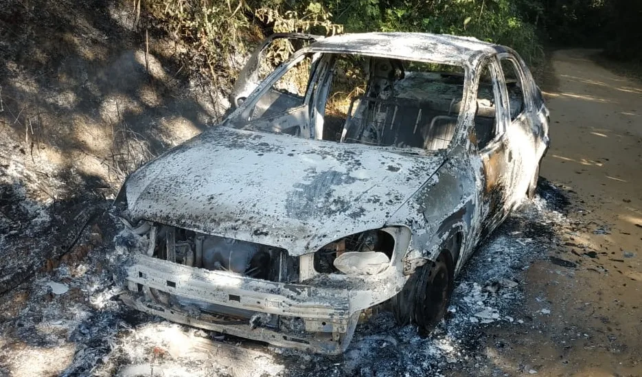 PM encontra carro carbonizado que pode ter sido usado em explosão de agência bancária