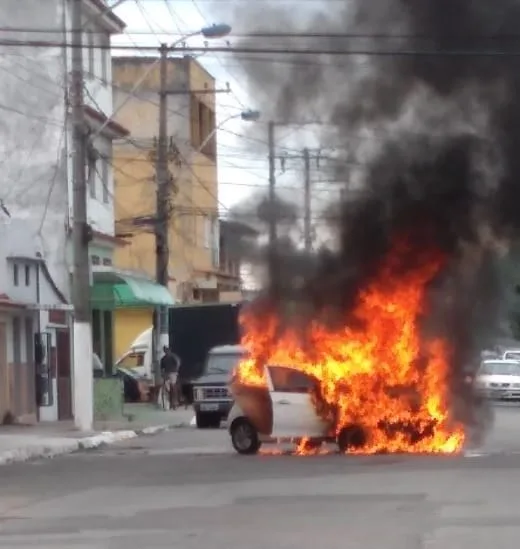 Carro pega fogo em rua de Vila Velha; proprietário não foi localizado