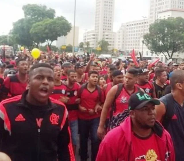 Torcida do Flamengo lota aeroporto para apoiar equipe antes de embarque