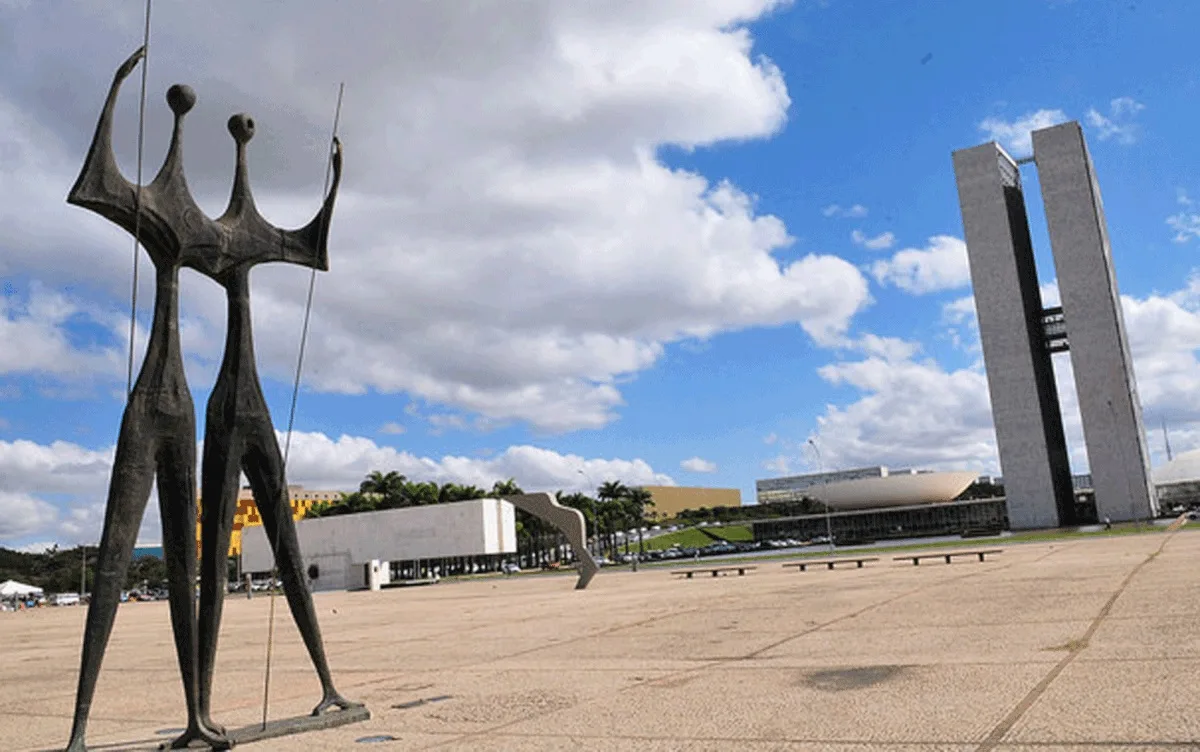 'Abraço da democracia' e devolução de obras históricas marcam evento sobre 8 de janeiro