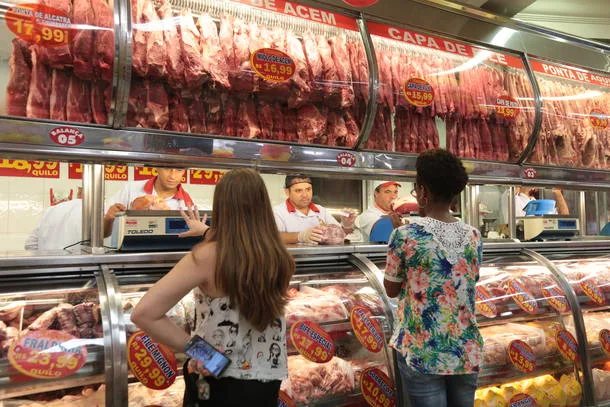 ALEX1320.JPG SAO PAULO SP 17/03/2017 POLITICA / ECONOMIA – OPERAÇÃO A CARNE É FRACA / AÇOUGUES / Movimento de venda de carne no açougue Omega na Vila Nova Cachoeirinha na zona norte da capital paulista – A Polícia Federal deflagrou nesta manhã (17/3) a Operação Carne Fraca, com o objetivo de desarticular organização criminosa liderada […]