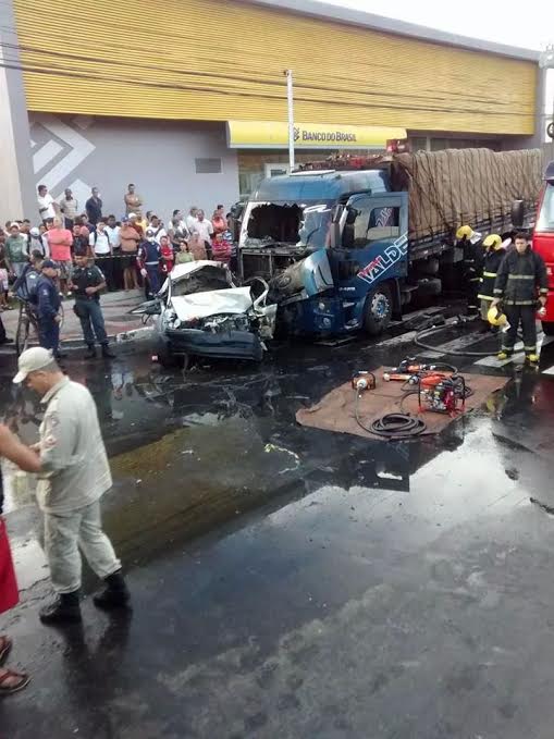 Carreta pega fogo após bater em carro e vítimas morrem carbonizadas em Vila Velha