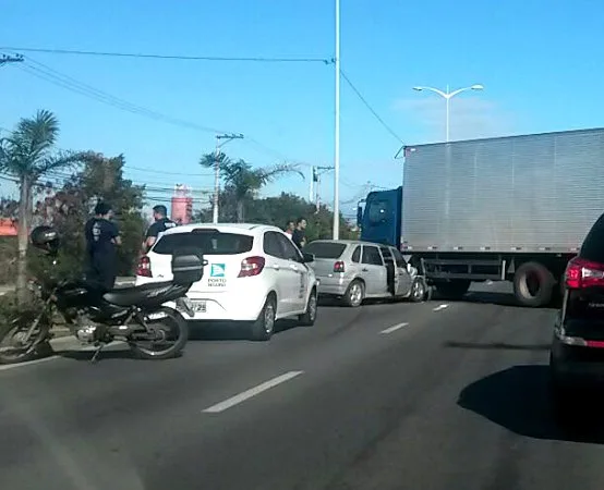 Acidente com caminhão deixa trânsito lento em Vila Velha