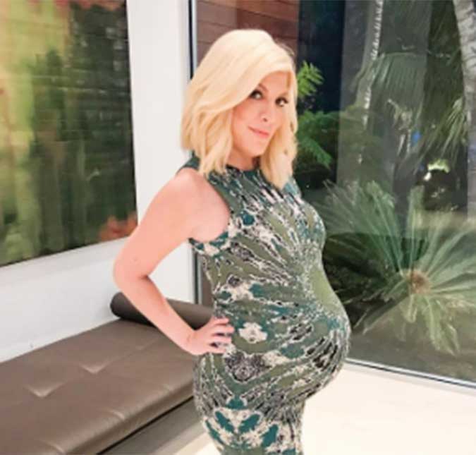 Tori Spelling dá à luz seu quinto filho e se declara no twitter