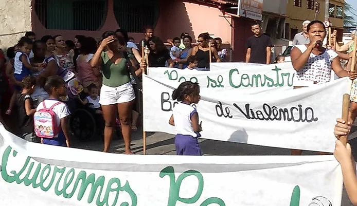 Moradores protestam após homem armado invadir creche em Vitória