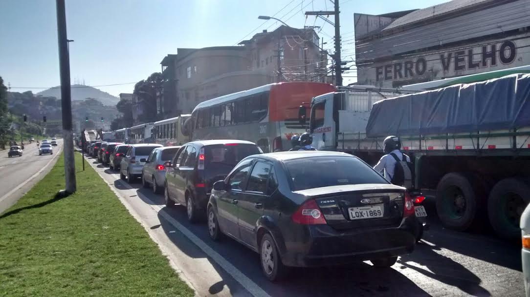 Acidente envolvendo dois veículos deixa trânsito caótico na Grande Vitória