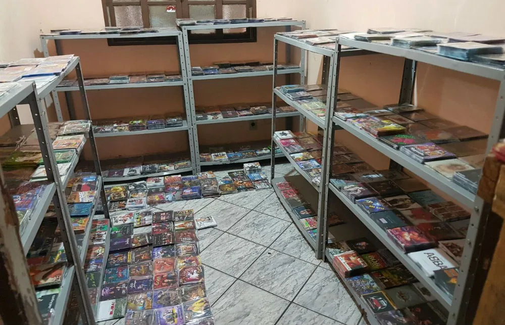 Polícia descobre distribuidora clandestina de CD's e DVD's piratas em morro de Vitória