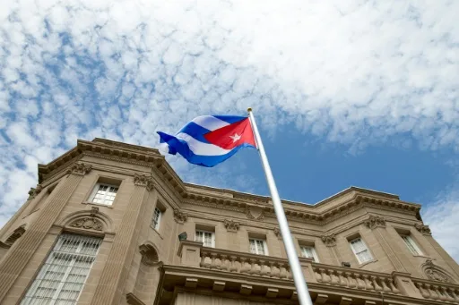 Bandeira de Cuba é hasteada na reabertura da embaixada do país nos EUA