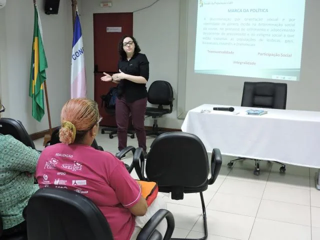 Público LGBT participa de palestra sobre câncer de mama em Vitória