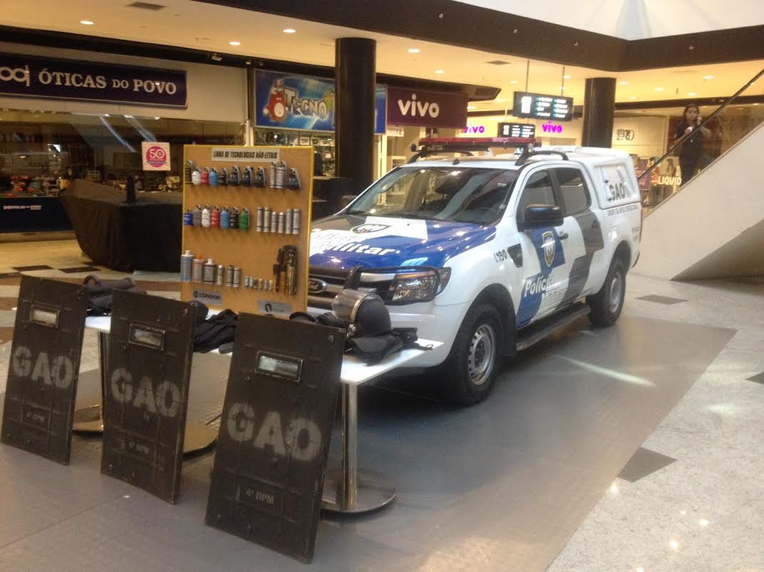 Exposição com viaturas e equipamentos da PM é atração em shopping de Vila Velha