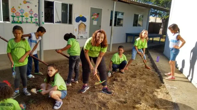 Alunos constroem jardim em escola na Serra