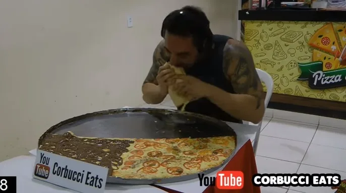 Homem come pizza gigante, vence desafio e leva prêmio para casa