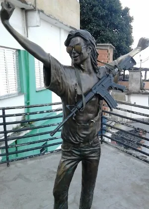 Traficantes põem fuzil em estátua de Michael Jackson no Rio