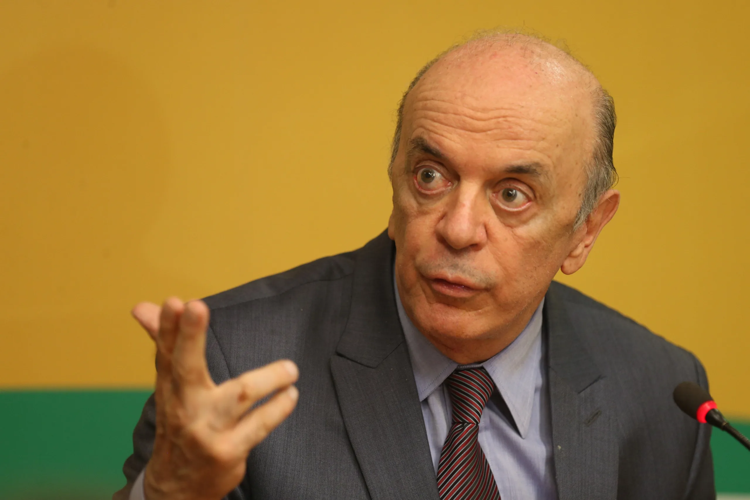 Brasília – Senador José Serra, com a imprensa, durante reunião da Executiva Nacional do PSDB (Fabio Rodrigues Pozzebom/Agência Brasil)