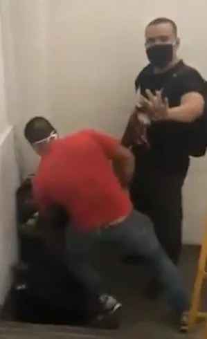 Jovem é confundido com assaltante e acaba agredido por homens armados em shopping do Rio