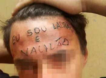 Jovem suspeito de roubo é torturado e tatuado: “Sou ladrão e vacilão”