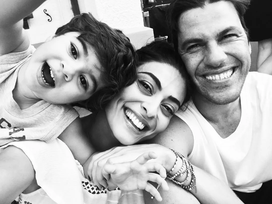 De férias, Juliana Paes curte Disney ao lado dos filhos e marido