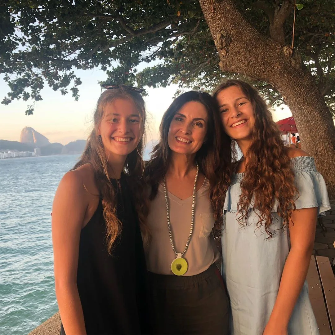 Fátima Bernardes faz tour com sobrinhas francesas pelo Rio de Janeiro