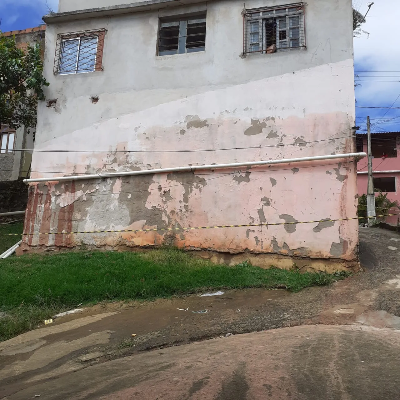 Imóvel no Jabaraí, em Guarapari, está prestes a desabar e vizinha pede demolição