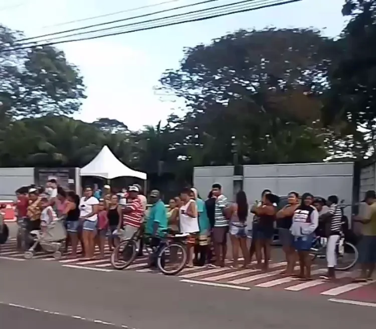 População faz fila gigantesca para comprar galinhas a R$ 1 na Serra