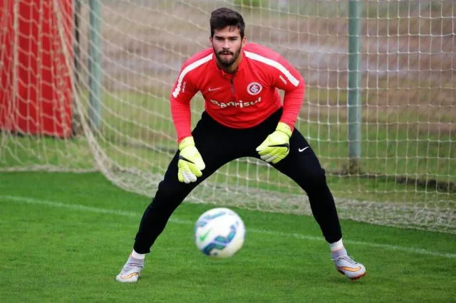 Inter treina com portões fechados e participação do goleiro Alisson