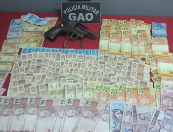 Homem é preso com revólver e mais de R$ 5 mil em Vitória