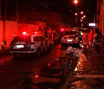 Ajudante de pedreiro é baleado, corre para pedir socorro, mas morre nas escadas de casa na Serra