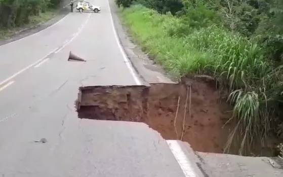 Crateras e deslizamentos interditam rodovias no Norte e no Noroeste do Estado