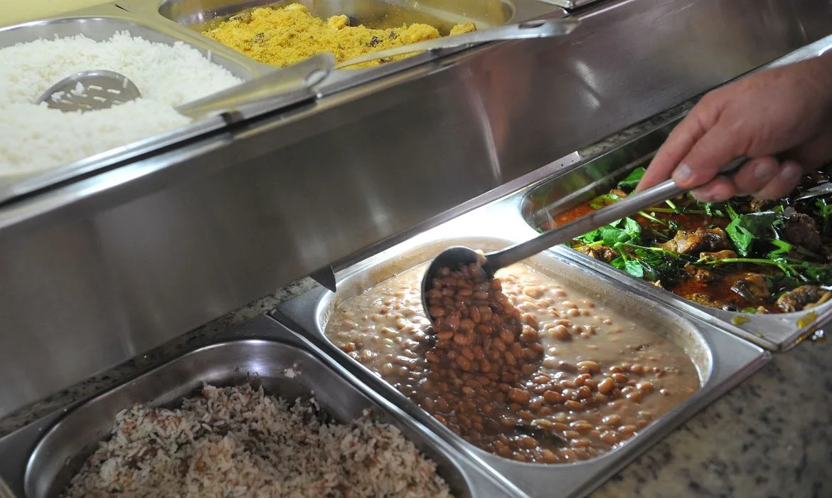 Brasileiro troca o arroz, feijão e carne por salgado para economizar com almoço