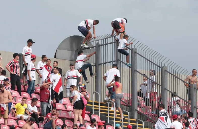 Torcedor que morreu ao cair de arquibancada do Morumbi fraturou as duas pernas