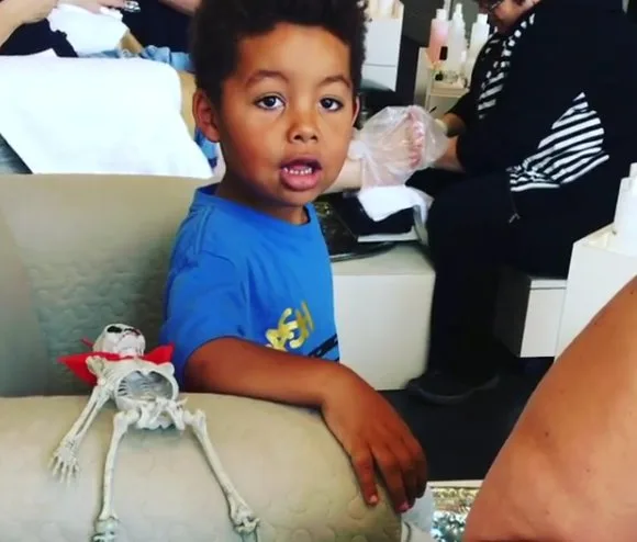 Internautas criticam modelo que deixou filho pintar as unhas