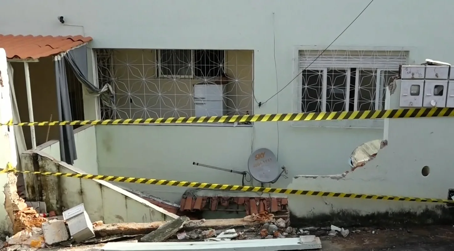 Caminhão carregado de botijões de gás destrói parte de casa após perder o freio em Vitória