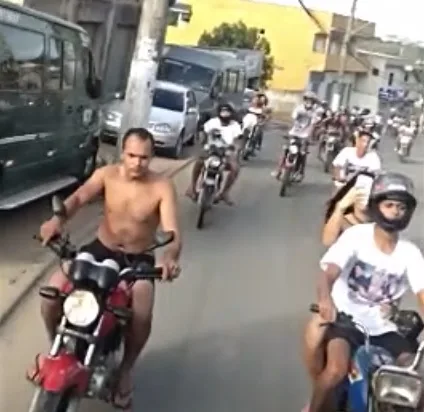 Familiares e amigos de jovem morto em Cariacica fazem carreata e pedem justiça