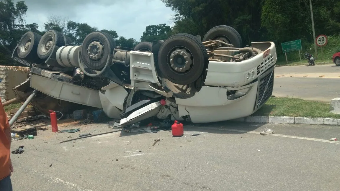 Carreta com bloco de granito tomba e motorista fica ferido em Vargem Alta