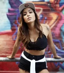 Em tom de mistério, Anitta afirma: “Ando beijando na boca”