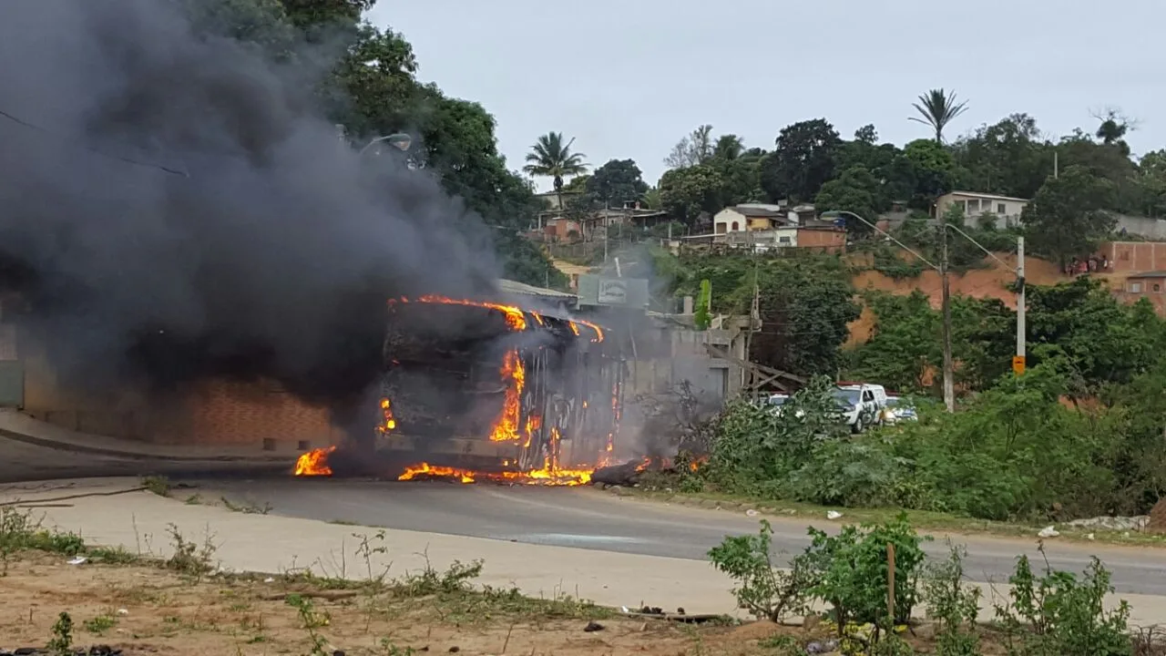 Em represália a morte de jovens, ônibus é incendiado em Cariacica