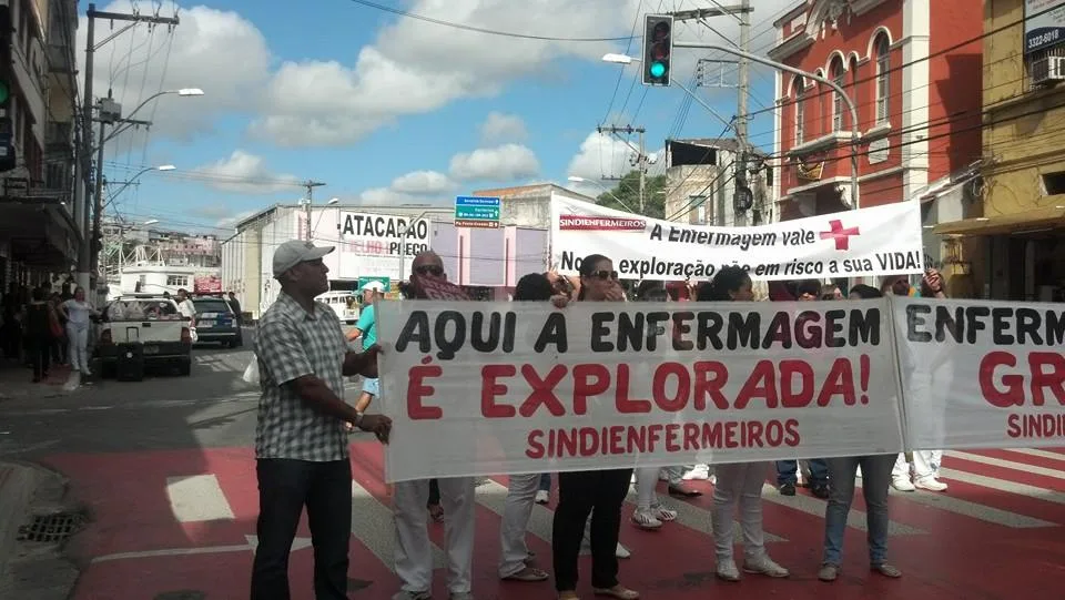 Enfermeiros da rede particular entram em greve e fazem manifestação no Centro de Vitória