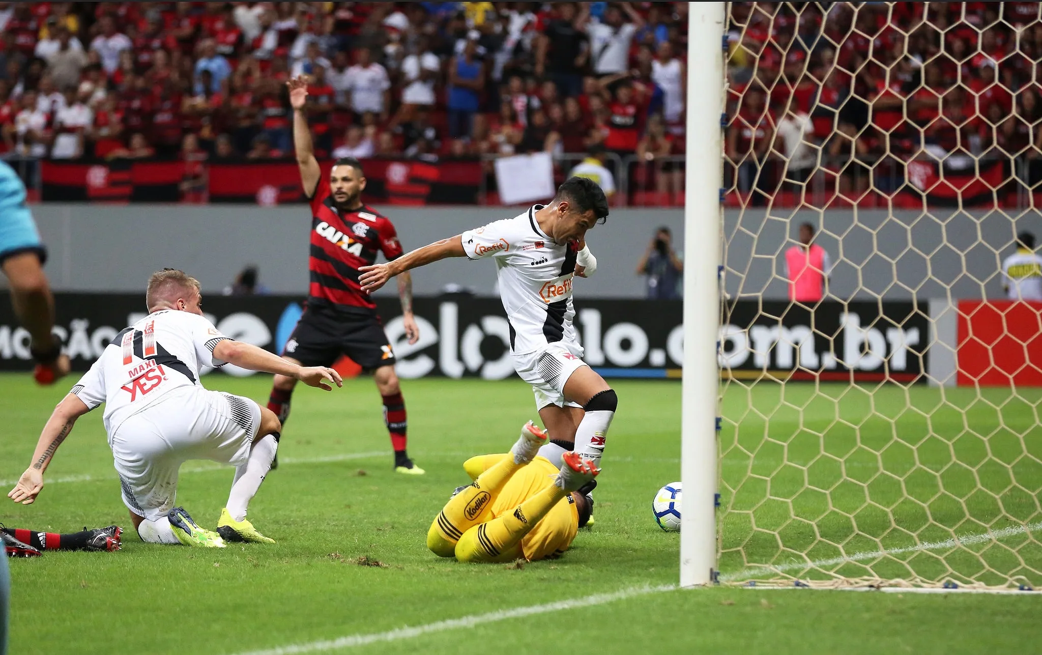 Flamengo e Vasco empatam em jogaço de 8 gols no Maracanã