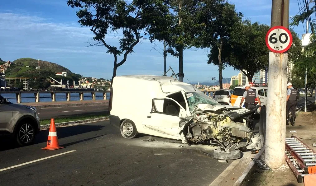 Motorista fica ferido após perder controle da direção do carro e bater em poste na Curva do Saldanha