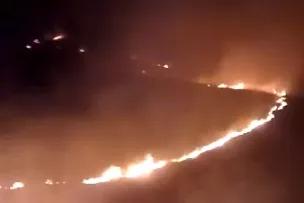 Moradores se juntam para combater incêndio em vegetação em Cachoeiro