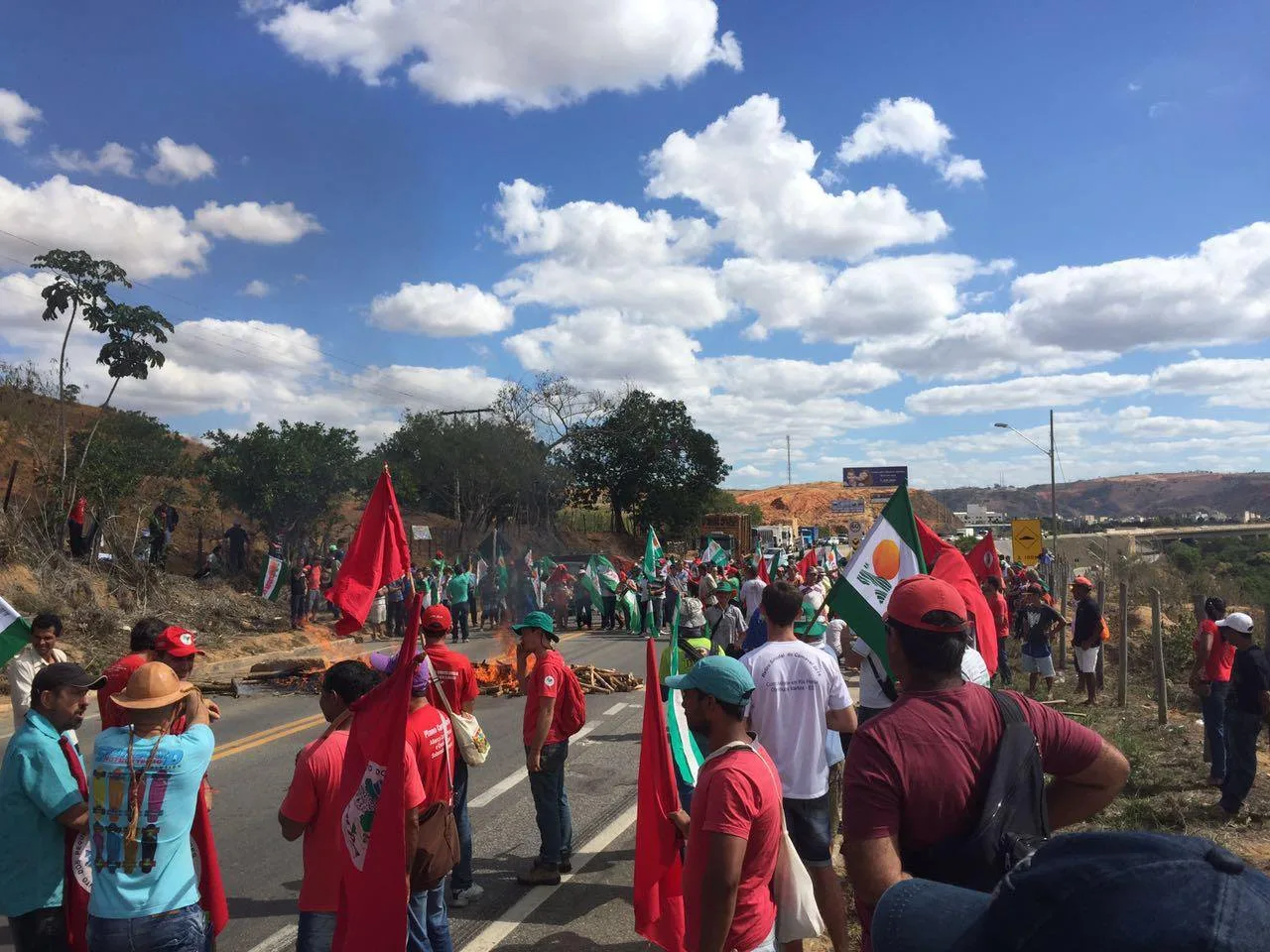 Protesto de integrantes do MST interdita trecho da BR 259 em Colatina