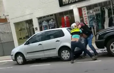 Vídeo mostra briga entre mototaxista e supervisor de trânsito no centro de Guarapari