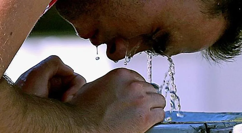 KOC12. Belgrade (Serbia), 04/08/2017.- A man takes water from a fountain in the center of Belgrade, Serbia, 04 August 2017, (issued 05 August 2017). Extremely hot weather with temperatures rising to more than 40 degrees Celsius are expected in the next couple of days for the entire Balkan region. (Belgrado) EFE/EPA/KOCA SULEJMANOVIC