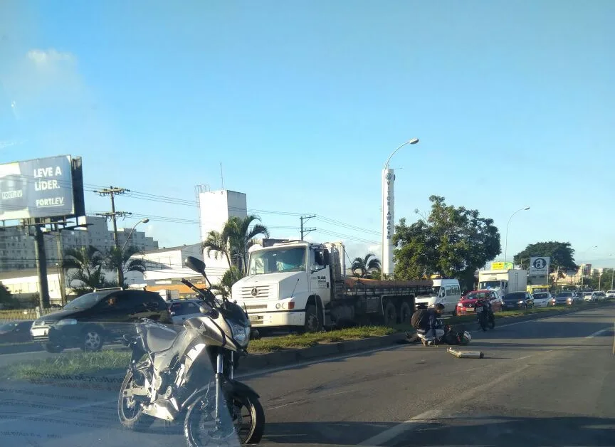 Homem perde a perna após ser atropelado por moto na Serra