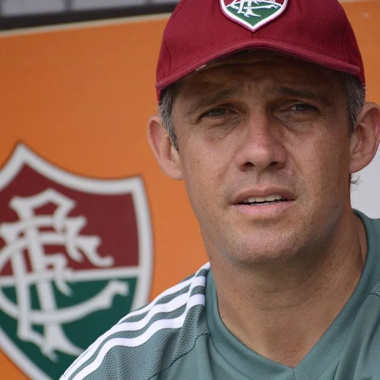 Após incertezas, presidente do Fluminense confirma demissão de Eduardo Baptista