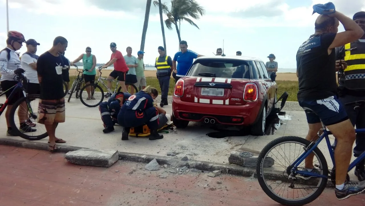 Ciclista é atropelada após motorista passar mal e invadir calçadão na Praia de Camburi