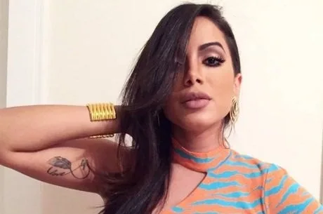 Após internação, Anitta viaja para França e manda recado: "Estou bem, foi só um susto"