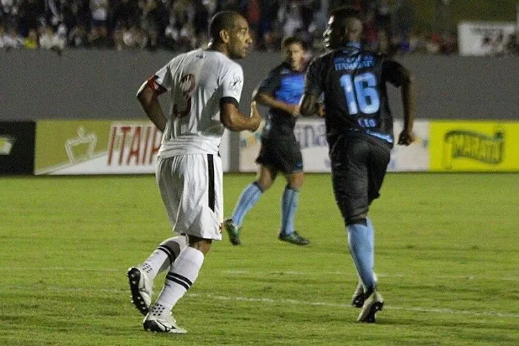 Após uma semana fora, Rodrigo volta a treinar e reforça o Vasco